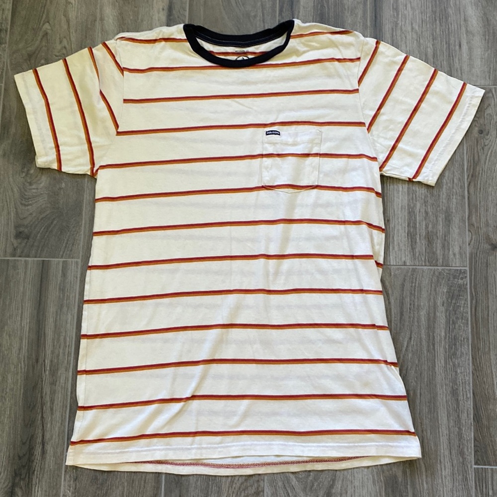 Volcom Modwrn fit Mens T-shirt with accent pocket.